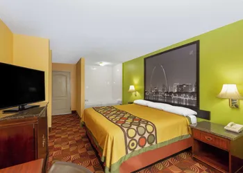 Super 8 by Wyndham Lake of the Ozarks hotel thumbnail 8