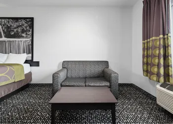 Super 8 by Wyndham Carthage TX hotel thumbnail 4