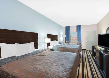 Super 8 by Wyndham Dilley TX hotel thumbnail 3