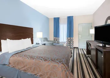 Super 8 by Wyndham Dilley TX hotel thumbnail 4