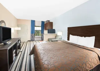 Super 8 by Wyndham Dilley TX hotel thumbnail 5