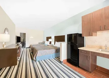 Super 8 by Wyndham Dilley TX hotel thumbnail 6