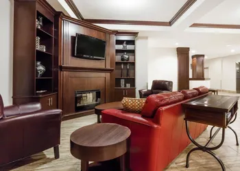 Ramada by Wyndham Creston hotel thumbnail 3