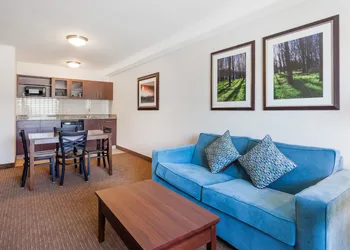 Ramada by Wyndham Creston hotel thumbnail 4