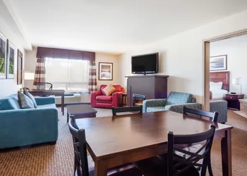 Ramada by Wyndham Creston hotel thumbnail 7