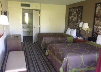 Super 8 by Wyndham Valdosta Mall hotel thumbnail 5