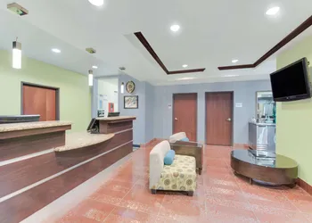Super 8 by Wyndham Cotulla TX hotel thumbnail 2