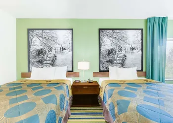 Super 8 by Wyndham Cotulla TX hotel thumbnail 5