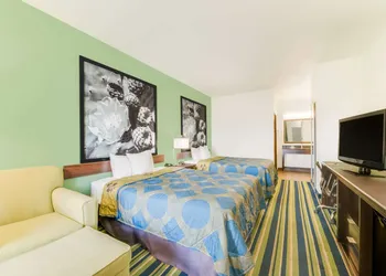 Super 8 by Wyndham Cotulla TX hotel thumbnail 6