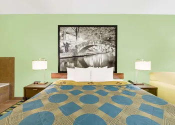 Super 8 by Wyndham Cotulla TX hotel thumbnail 7