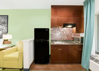 Super 8 by Wyndham Cotulla TX hotel thumbnail 8