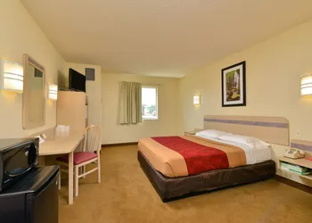 Econo Lodge Belle Fourche hotel thumbnail 8