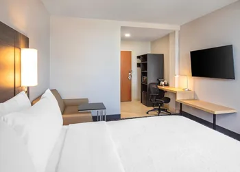 Clarion Pointe hotel thumbnail 8