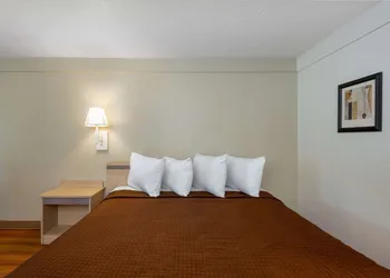 Travelodge by Wyndham Essington / Philadelphia Airport hotel thumbnail 7