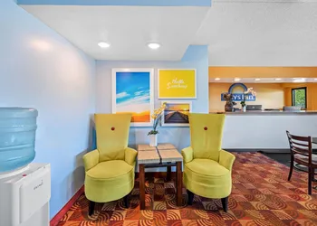Days Inn by Wyndham Independence hotel thumbnail 4