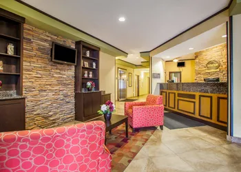 Suburban Studios Cedar Falls hotel thumbnail 4