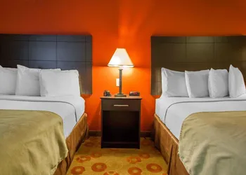 Suburban Studios Cedar Falls hotel thumbnail 8