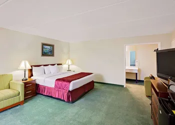 Days Inn by Wyndham Bay City hotel thumbnail 7
