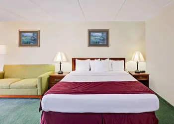 Days Inn by Wyndham Bay City hotel thumbnail 8