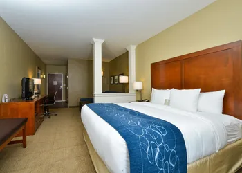 Comfort Suites Airport - University hotel thumbnail 5
