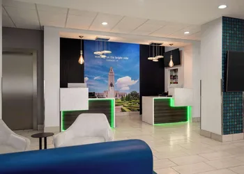 La Quinta Inn & Suites by Wyndham Gonzales LA hotel thumbnail 4
