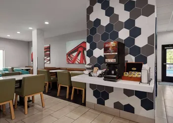 La Quinta Inn & Suites by Wyndham Gonzales LA hotel thumbnail 3