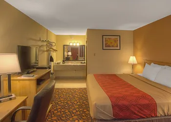 Econo Lodge Phillipsburg hotel thumbnail 5