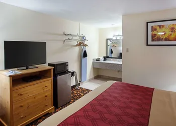 Econo Lodge Phillipsburg hotel thumbnail 8