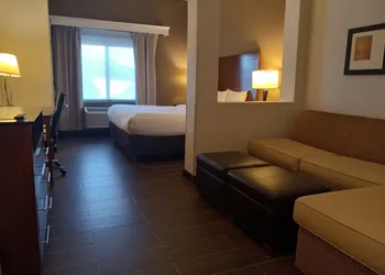 Comfort Suites Farmington hotel thumbnail 8
