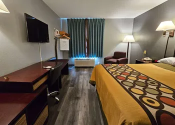 Super 8 by Wyndham Cloverdale IN hotel thumbnail 3