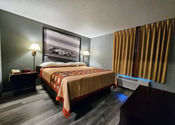 Super 8 by Wyndham Cloverdale IN hotel thumbnail 6