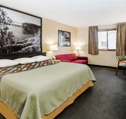 Super 8 by Wyndham Ottawa Starved Rock hotel detail image 4