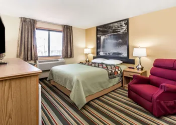 Super 8 by Wyndham Ottawa Starved Rock hotel thumbnail 6