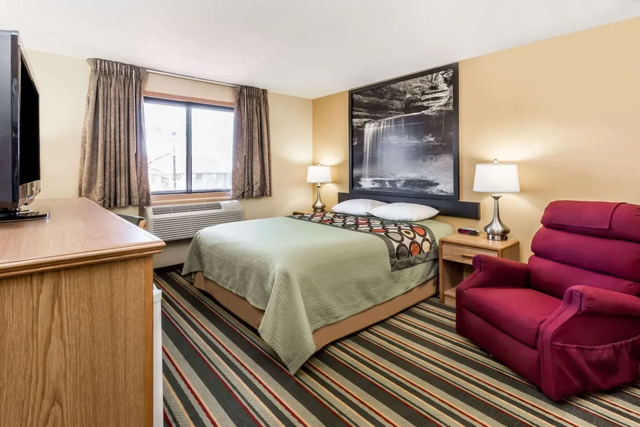 Super 8 by Wyndham Ottawa Starved Rock hotel detail image 6