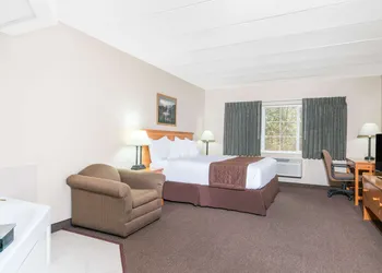 Baymont by Wyndham Baxter/Brainerd Area hotel thumbnail 3
