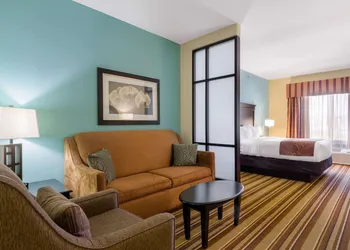 Comfort Suites Topeka Northwest hotel thumbnail 8
