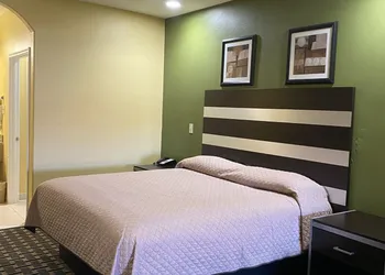 Redwood Suites hotel thumbnail 3