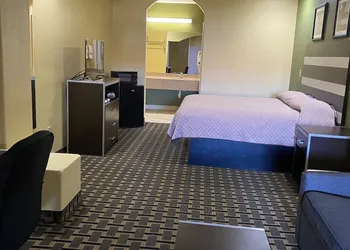 Redwood Suites hotel thumbnail 4