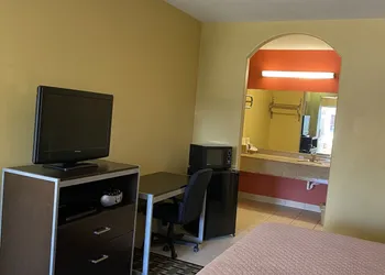 Redwood Suites hotel thumbnail 6