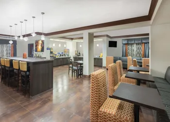 Days Inn by Wyndham Dilley hotel thumbnail 2