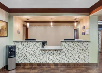 Days Inn by Wyndham Dilley hotel thumbnail 3