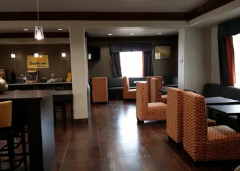 Days Inn by Wyndham Dilley hotel thumbnail 4