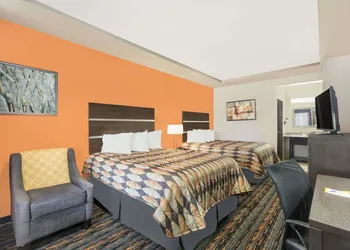 Days Inn by Wyndham Dilley hotel thumbnail 7
