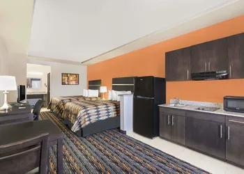 Days Inn by Wyndham Dilley hotel thumbnail 8