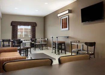 Microtel Inn & Suites by Wyndham Kenedy/Karnes City hotel thumbnail 2