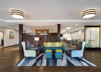 Comfort Inn & Suites Victoria North hotel thumbnail 3