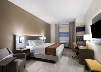 Comfort Inn & Suites Victoria North hotel thumbnail 6