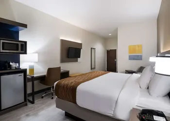 Comfort Inn & Suites Victoria North hotel thumbnail 8