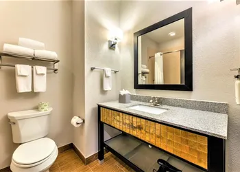 Holiday Inn Express & Suites Houston East - Baytown by IHG hotel thumbnail 8