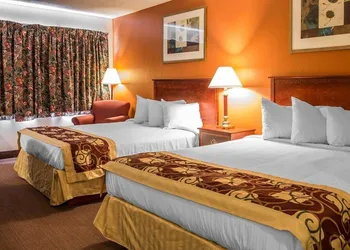 Rodeway Inn Muskegon Airport hotel thumbnail 5